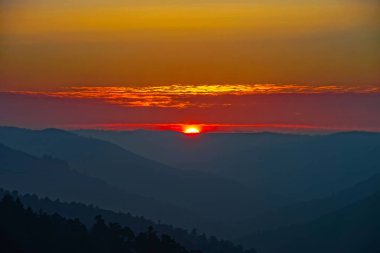 Günbatımı Vosges Dağları renkli görünümünde, Alsace