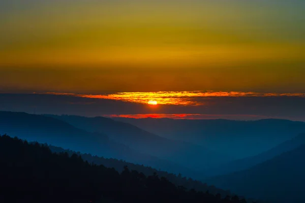 孚日山上的日落五彩缤纷的景色, 阿尔萨斯 — 图库照片