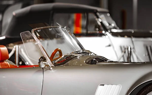 Detalhes do carro de luxo vintage, velocidade e beleza, design retro — Fotografia de Stock