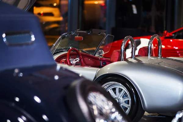 Detalles vintage del coche de lujo, velocidad y belleza, diseño retro —  Fotos de Stock