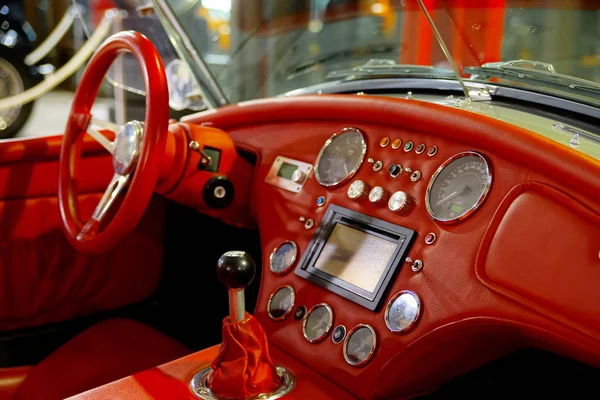 Pele vermelha vívida interior do carro retro velho — Fotografia de Stock