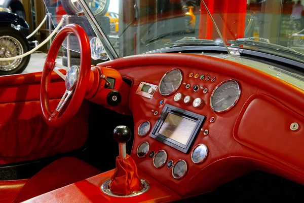 Pele vermelha vívida interior do carro retro velho — Fotografia de Stock