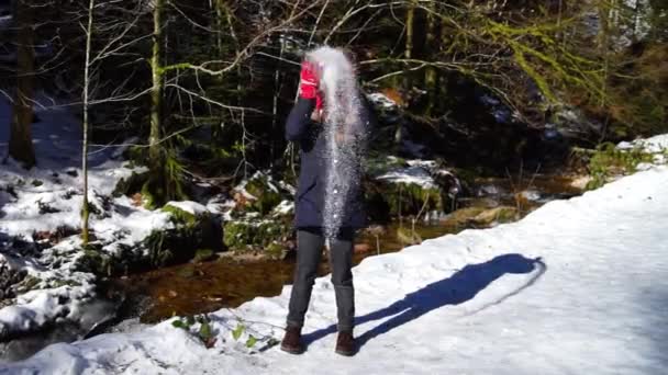 Χαριτωμένο Μικρό Κορίτσι Παίζει Νιφάδες Χιονιού Στο Δάσος Του Χειμώνα — Αρχείο Βίντεο