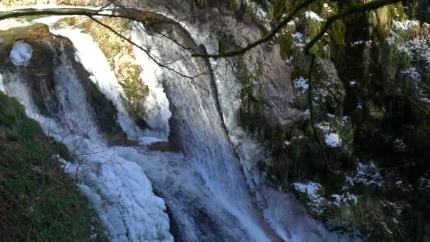 山上的瀑布缓慢的运动观 自然的清晰和清新 冬日阳光明媚的一天 雪和美丽的冰 — 图库视频影像
