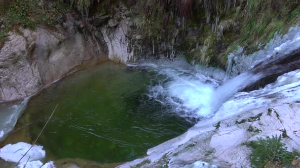 Водоспади Гірській Річці Повільний Вид Яскравість Свіжість Природи Зимовий Сонячний — стокове відео