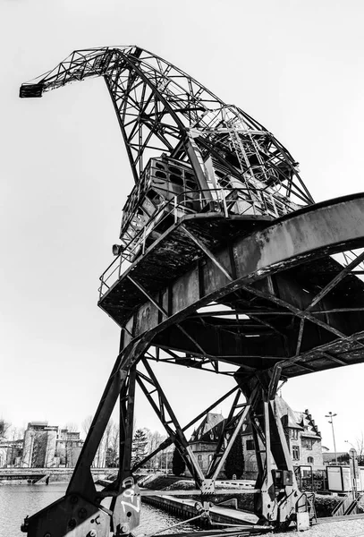 斯特拉斯堡港的旧金属起重机, 工业和葡萄酒 — 图库照片