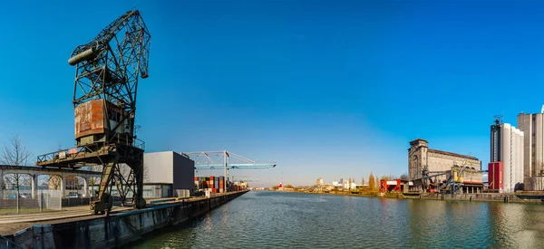 Страсбургский терминал грузового порта, солнечный день с голубым днем — стоковое фото