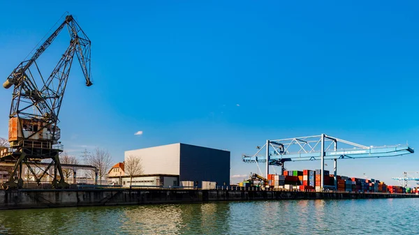 斯特拉斯堡货运港口码头, 阳光明媚的一天与 bluew sk — 图库照片