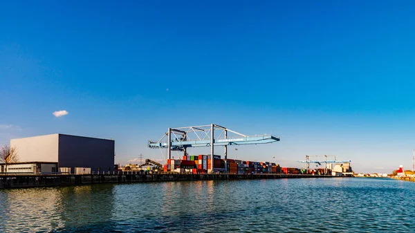 斯特拉斯堡货运港口码头, 阳光明媚的一天与 bluew sk — 图库照片