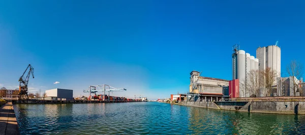 Strasbourg terminal portuaire de fret, journée ensoleillée avec bluew sk — Photo