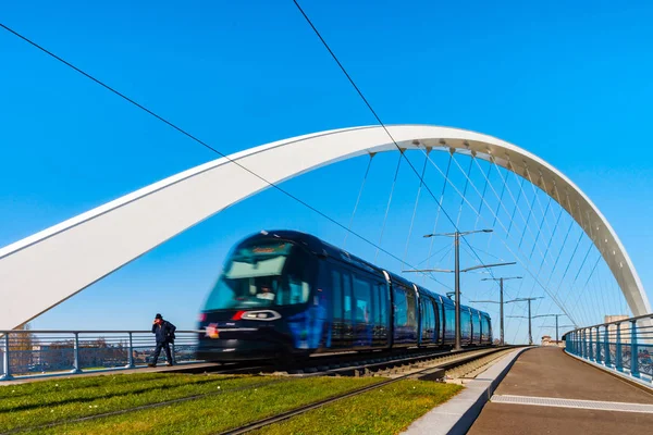 Straßenbahnverkehr auf der Zitadellenbrücke über den Bassin Varban für t — Stockfoto