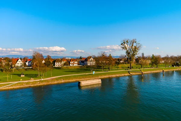 Vackra våren park på riverside, Rhin, Kehl, Tyskland — Stockfoto