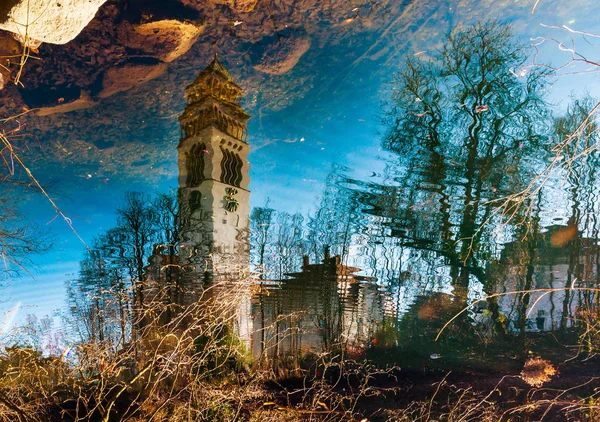 Церковь Св. Иоганна Непомука в маленьком немецком городке Кель, рефлектио — стоковое фото