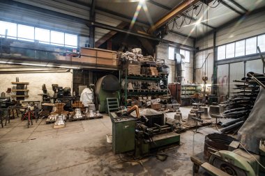 Üretim küçük fabrika kapalı görünümü, metal manufacturi Bell