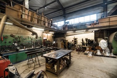 Üretim küçük fabrika kapalı görünümü, metal manufacturi Bell