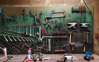 Küçük fabrika Oda farklı metal aletler ile duvar