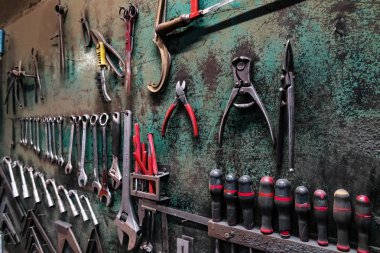 Küçük fabrika Oda farklı metal aletler ile duvar