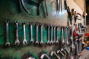 Küçük fabrika Oda farklı metal aletler ile duvar