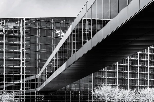 Modern gebouw van staal en glas, muur infrarood beeld — Stockfoto