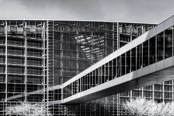 Modern gebouw van staal en glas, muur infrarood beeld — Stockfoto