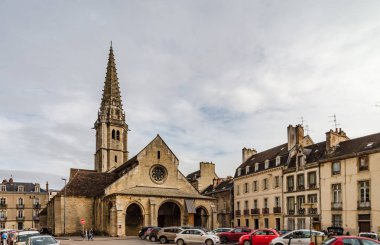 Redaksiyon: 9 Mart 2018: Dijon, Fransa. Cadde görünümü, güneşli bir gün