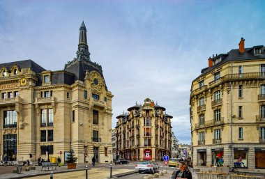 Redaksiyon: 9 Mart 2018: Dijon, Fransa. Cadde görünümü, güneşli bir gün