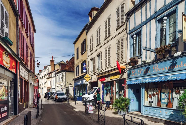 Editorial: 8 de marzo de 2018: Auxerre, Francia. Vista a la calle, soleado d — Foto de Stock