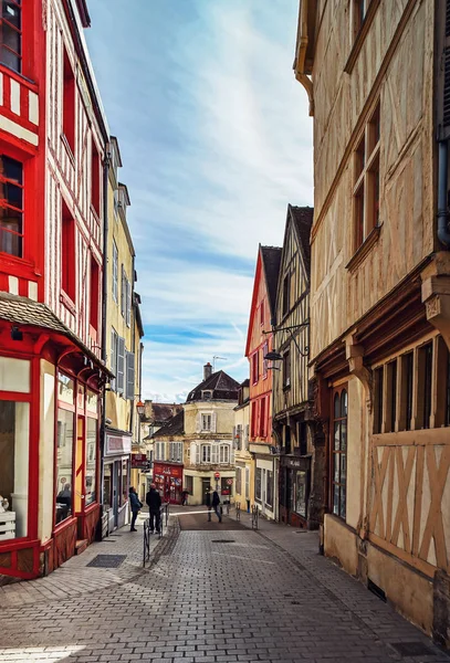Redactioneel: 8 maart 2018: Auxerre, Frankrijk. Straatmening, zonnige d — Stockfoto