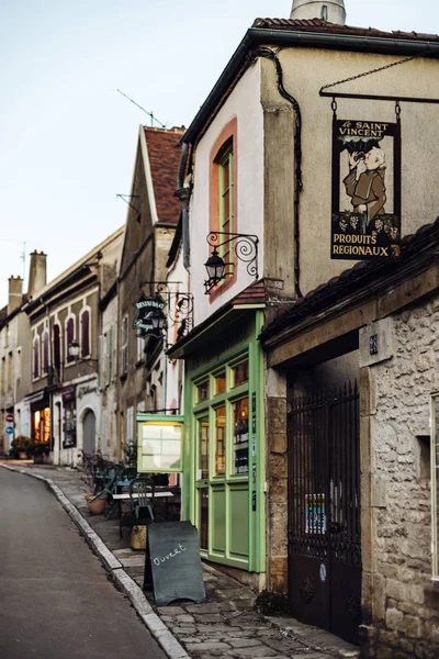 Editorial: 8 de marzo de 2018: Vezelay, Francia. Vista a la calle, puesta de sol t — Foto de Stock