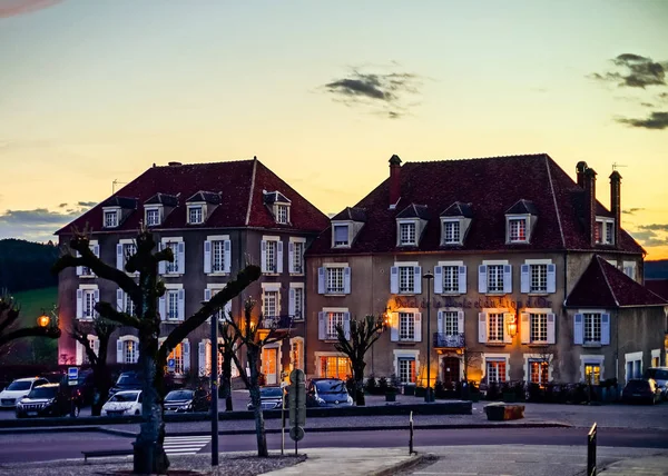 Redactioneel: 8 maart 2018: Vezelay, Frankrijk. Straatmening, zonsondergang t — Stockfoto