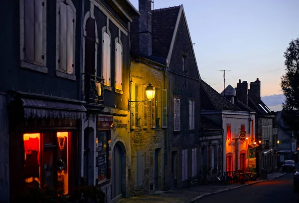 Editorial: 8 de marzo de 2018: Vezelay, Francia. Vista a la calle, puesta de sol t — Foto de Stock