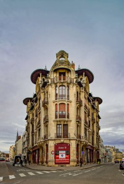 Redaksiyon: 9 Mart 2018: Dijon, Fransa. Cadde görünümü, güneşli bir gün