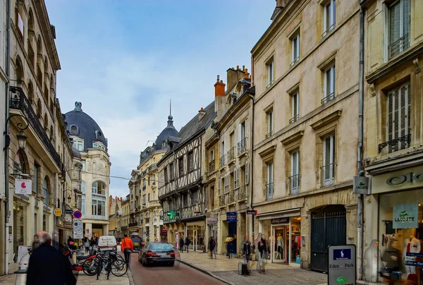 Editorial: 9 de marzo de 2018: Dijon, Francia. Vista a la calle, día soleado — Foto de Stock