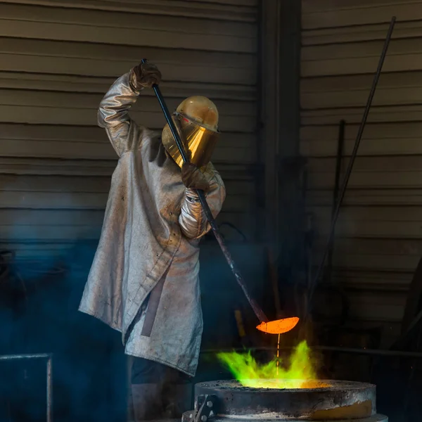 Klassieke technologie van bell produceren met het smelten van staal op g — Stockfoto