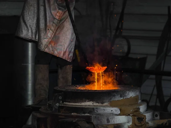 Tecnología clásica de producción de campanas con acero fundido a la g — Foto de Stock