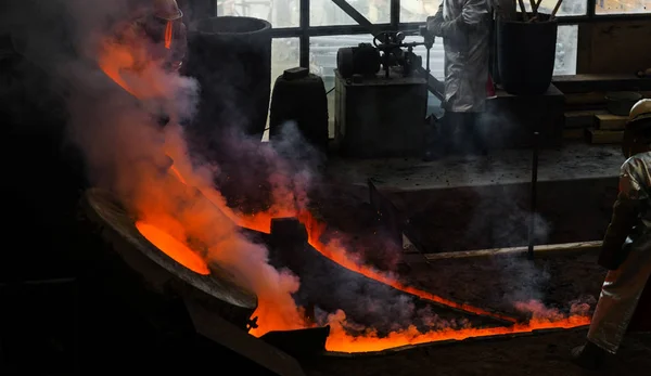 Классическая технология производства колокола с плавильной сталью до г — стоковое фото