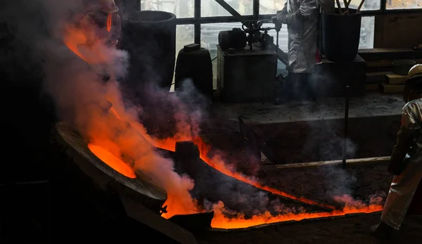 Tecnología clásica de producción de campanas con acero fundido a la g — Foto de Stock