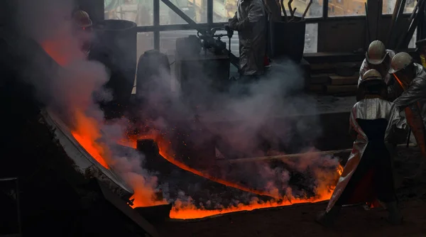 Tecnología clásica de producción de campanas con acero fundido a la g — Foto de Stock