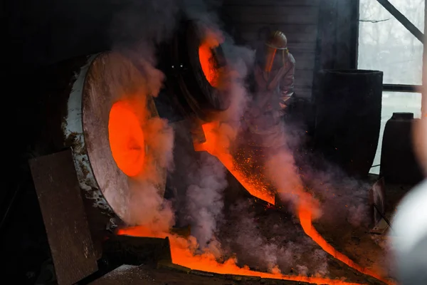 Klassieke technologie van bell produceren met het smelten van staal op g — Stockfoto