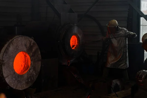 Klassische Technologie der Glockenherstellung mit schmelzendem Stahl bis zum g — Stockfoto