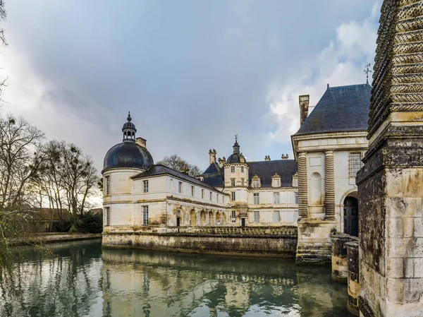Видом на величні французькі замку Танле, Бургундія, Франція — стокове фото