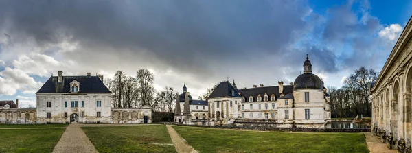 Tanlay hrad panoramatické zobrazení, jarní den, zatažené, Francie — Stock fotografie