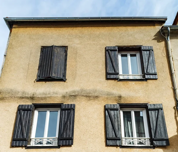 Fönster renovering med rädda traditionell stil byggnader, Fr — Stockfoto