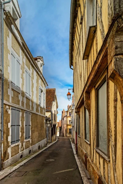 Edificios antiguos en Auxerre, vista de la calle en soleado día de primavera — Foto de Stock
