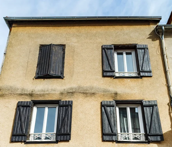 Ablak felújítása, a megtakarítás a hagyományos stílusú épületek, Fr — Stock Fotó