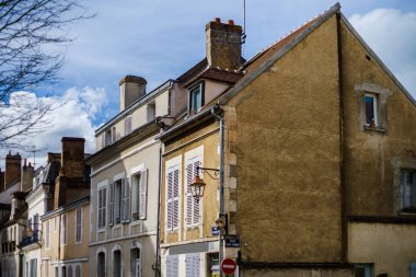 Auxerre, sokak görünümü'nde güneşli bahar günü eski binalar