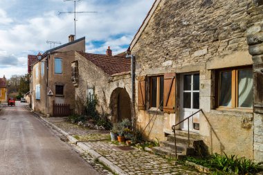 Eski Fransız VILL Arnavut kaldırımlı sokakta eski ortaçağ evleri