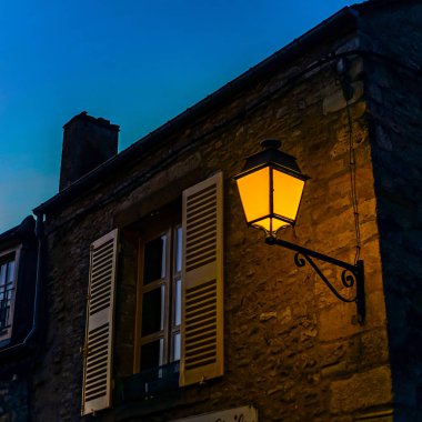 Eski Fransız City Vezelay akşam saat. Eski tarz str ışığında