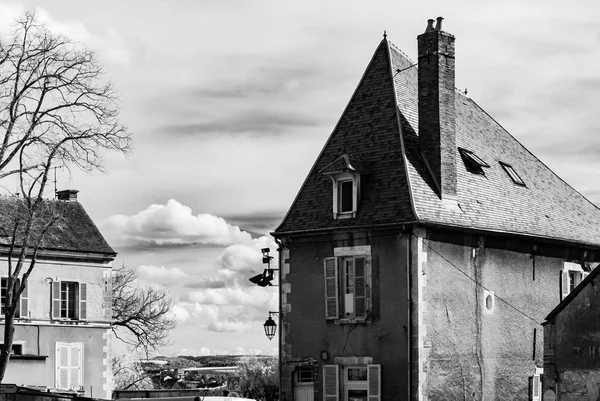 Zon schijnt in Auxerre, infrarood straat bekijken van de oude stad — Stockfoto
