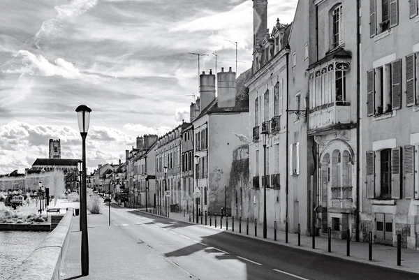 Zon schijnt in Auxerre, infrarood straat bekijken van de oude stad — Stockfoto